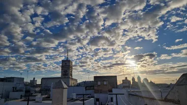 Cielos con algunas nubes este 26 de diciembre en Cádiz, con la Torre Tavira y la Catedral al fondo.