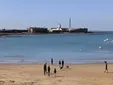 Lo nunca visto: un piloto se precipita al mar con una ‘zodiac-voladora’ cerca del Castillo de San Sebastián de Cádiz