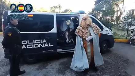 Momento en el que el rey Melchor baja del furgón policial.