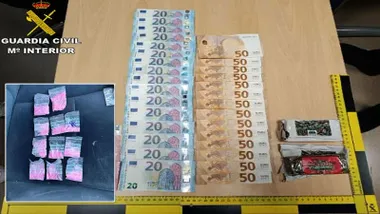 Tusi rosa y dinero incautado por los agentes de la Guardia Civil.