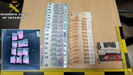 Tusi rosa y dinero incautado por los agentes de la Guardia Civil.