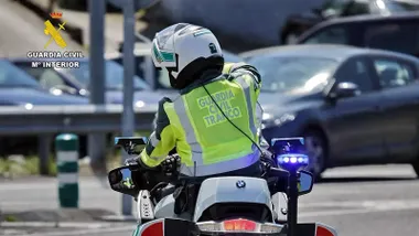 Un agente motorizado de la Guardia Civil de Tráfico.
