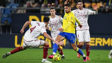 Momento del magistral pase de Álvaro García Pascual a Dawda en el 1-0 del Cádiz CF ante el CD Castellón. Foto: Cádiz CF.