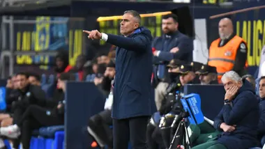 Garitano da órdenes en la banda del Nuevo Mirandilla. Foto: Cádiz CF.