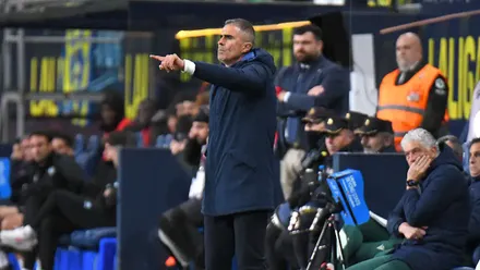 Garitano da órdenes en la banda del Nuevo Mirandilla. Foto: Cádiz CF.