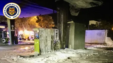 Surtidores quemados de la gasolinera incendiada.