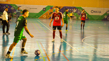 El Géminis, equipo de fútbol sala, maneja el balón