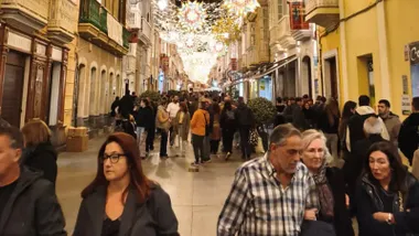 Calle Ancha de Cádiz con las lucez de Navidad y numeroso público.