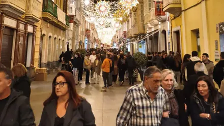Calle Ancha de Cádiz con las lucez de Navidad y numeroso público.
