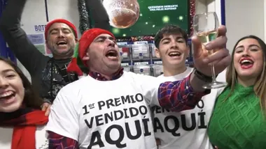 La administración de José del Toro de Cádiz festeja el Gordo de la Lotería de Navidad.