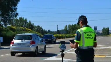 Imagen de archivo de un agente de la Guardia Civil controlando la velocidad de los vehiculos con un radar móvil. Foto. Guardia Civil.