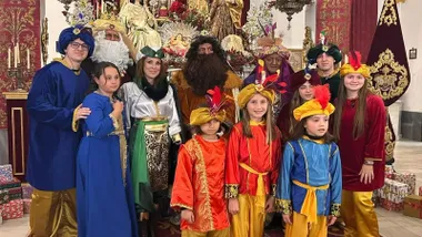 Miembros de la Hermandad de los Desamparados de San Fernando posando.