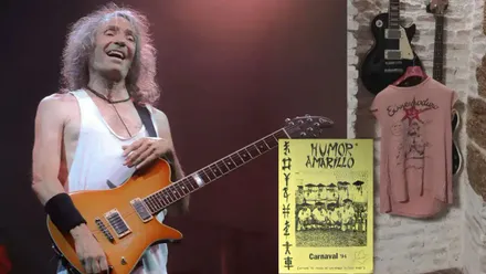 El desaparecido Robe Iniesta con la camiseta de la discordia que se explica en el articulo y el libreto de la chirigota con la que coincidió y cuyo bombo quiso tocar. A su forma...