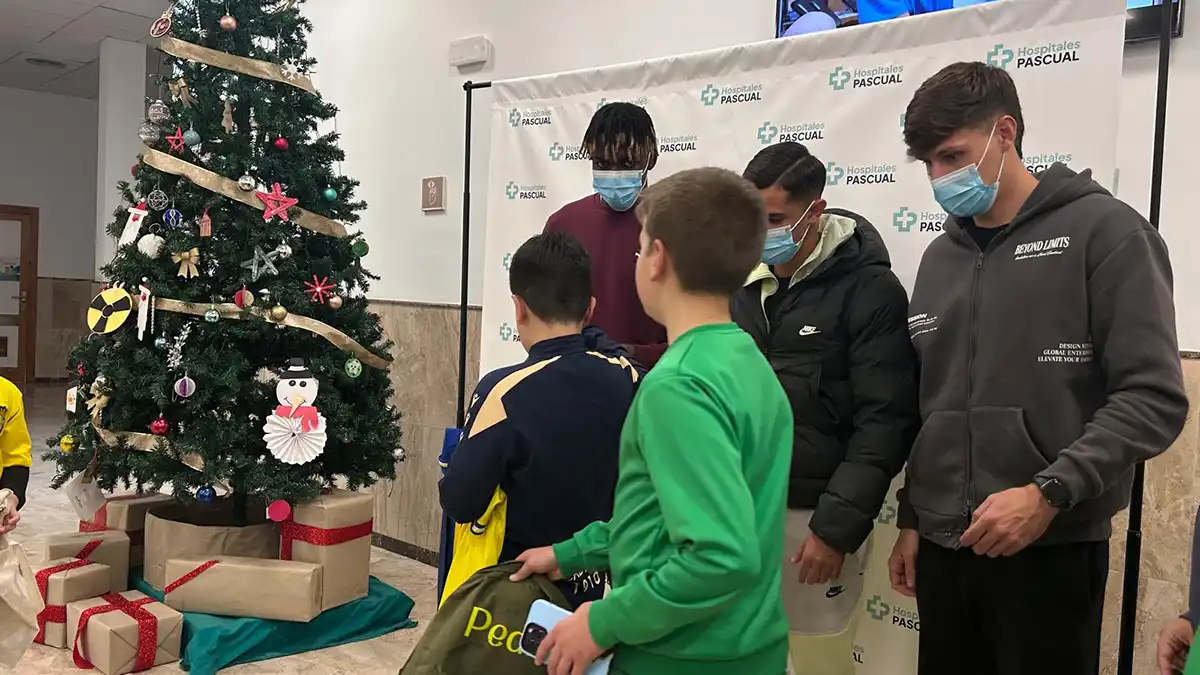 Imagen de la visita del Cádiz CF al hospital de Villamartín. Foto: Cádiz CF.