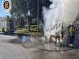Impactante incendio en Puerto Real, una furgoneta queda totalmente calcinada en la Avenida 14 de Abril