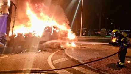 Imagen del incendio del furgó comercial y un bombero apagando las llamas. Foto: CBPC.