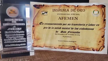Diploma y placa de reconocimiento vecinal en San Fernando.