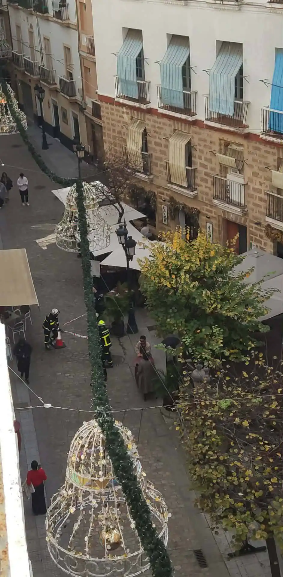 Intervención de los bomberos este fin de semana en el incidente del balcón. Foto: Facebook Plasti Chico.