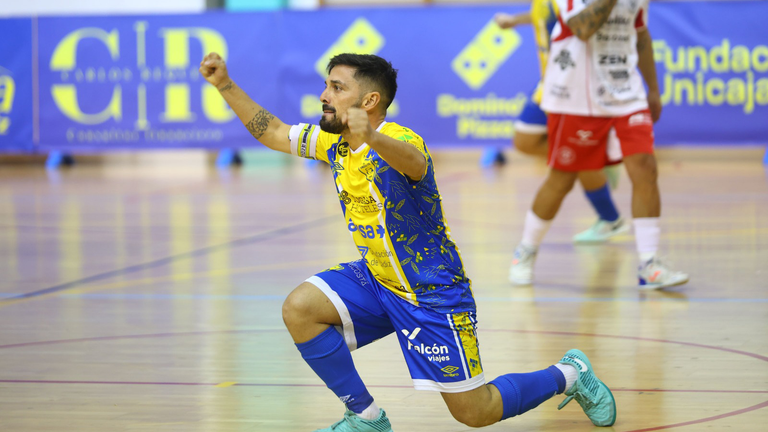Jesulito, capitán del Virigli, celebra uno de los goles de su equipo