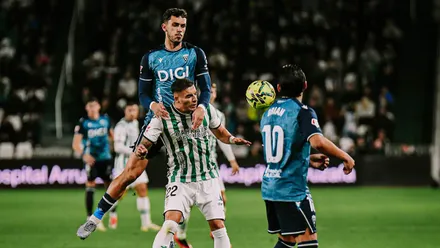 El jugador del Cádiz CF Joaquín González salta sobre un rival del Córdoba CF en presencia de Ocampo. Foto: Cádiz CF.