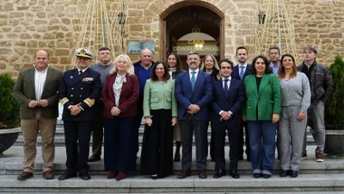 Todos los responsables posando para la foto institucional.