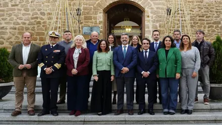 Todos los responsables posando para la foto institucional.