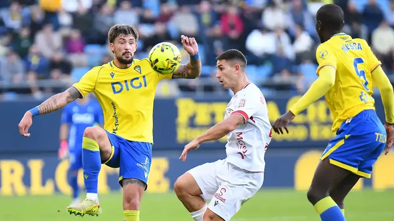 Kovacevic corta un balón en el partido del Cádiz CF ante la Cultural Leonesa en presencia de Moussa Diakité. Foto: Cádiz CF.