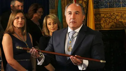 Momento de la toma de posesión de Landaluce en el Ayuntamiento de Algeciras.