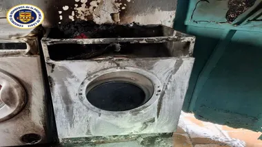 Lavadora y secadora calcinadas en el lugar del incendio.