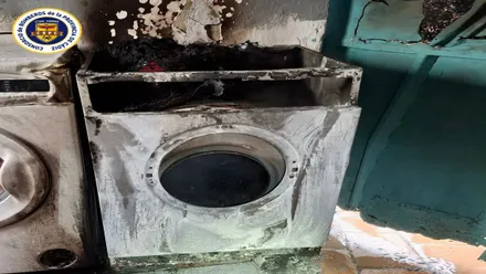 Lavadora y secadora calcinadas en el lugar del incendio.