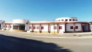 Fachada del edificio del Centro de Salud "Los Gallos" en Chiclana.