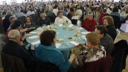 Mesa redonda con mayores sentados en Rota.