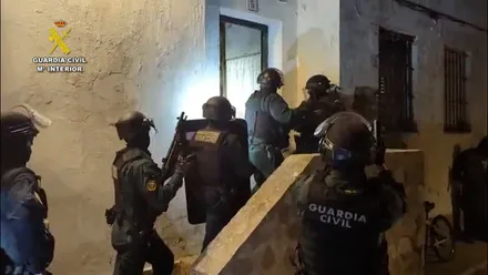 Momento en el que la Guardia Civil ingresa en este supuesto punto de venta de drogas. Foto: Guardia Civil.