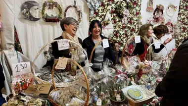 Vendedoras en el mercado de la Navidad de Rota.