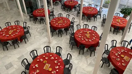 Meses preparadas por la asociación Despertares para su comida de Navidad para las personas sin hogar de Cádiz.