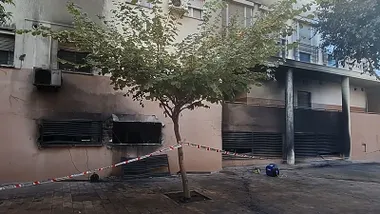 Edificio Miramar con la fachada quemada.