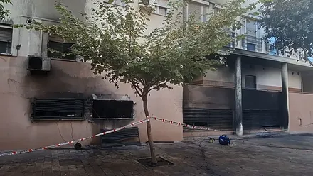 Edificio Miramar con la fachada quemada.