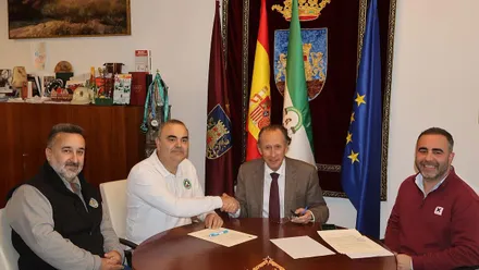 El alcalde en la foto protocolaria de la firma del motor.
