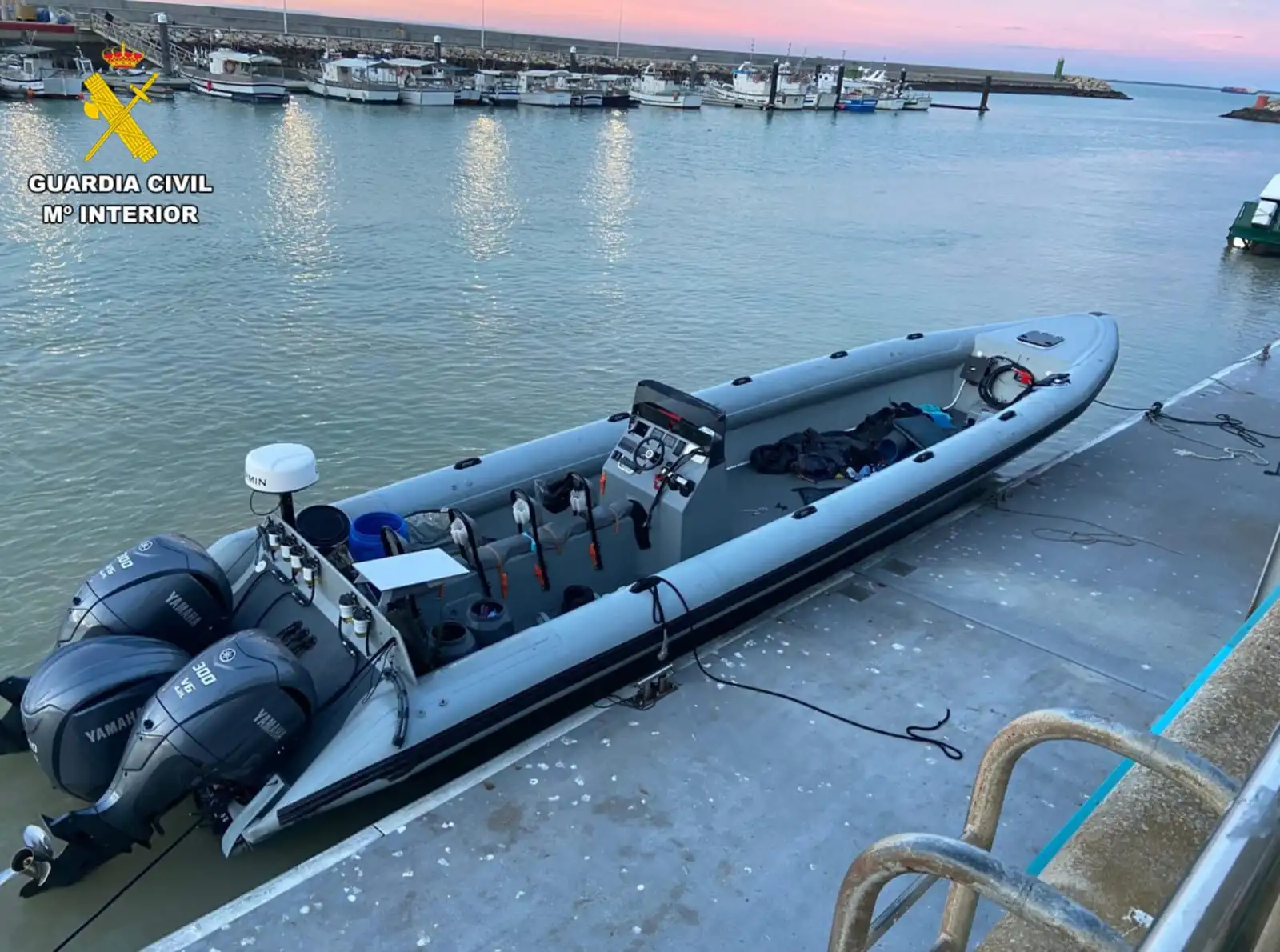 La narcolancha en la que viagaban los dos detenidos amarrada en un muelle. Foto: Guardia Civil.