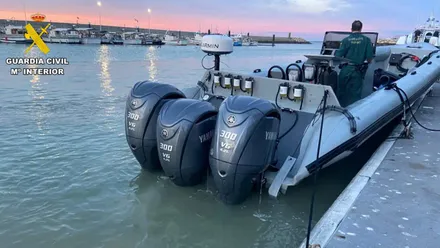 Un guardia civil inspecciona la semirrígida de avituallamiento equipada con tres motores interceptada frente a Chipiona, ya amarrada en el puerto tras la operación. Foto: Guardia Civil.