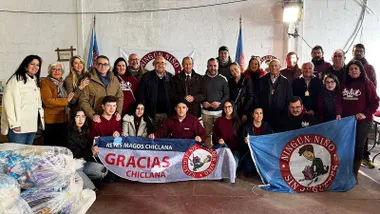 Organizadores, voluntarios y el alcalde de Chiclana en la nave de los "Reyes Magos".