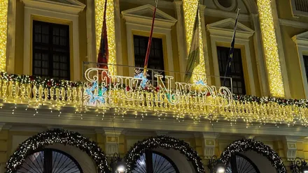 Letrero luminoso de "Feliz Navidad" en la fachada del Ayuntamiento de Chiclana.