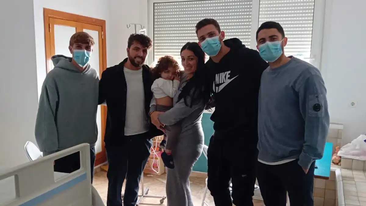 De la Rosa, Víctor Aznar y Ortuño en su visita al hospital de Sanlúcar. Foto: Cádiz CF