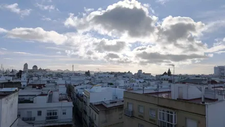 Cielos con nubes en Cádiz, pero no amenzan luvia como en la jornada del sábado