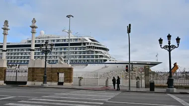 Avance de los trabajos en el Muelle Ciudad mientras un crucero permanece atracado.