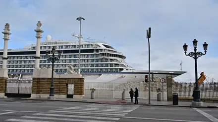 Avance de los trabajos en el Muelle Ciudad mientras un crucero permanece atracado.