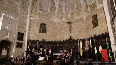 Iglesia en la que está cantando el Orfeón.