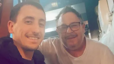 El capitán de la real Sociedad, Mikel Oyarzabal, posa junto al churrero de la Churrería Ana. Foto: Facebook Chrrería Ana.