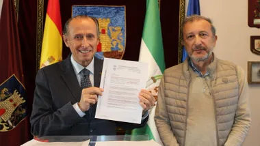 Dos personas, José María Román y Rodolfo Pérez, con el POU.