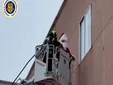 Los bomberos de Jerez protagonizan una mágica visita con Papá Noel al hospital infantil